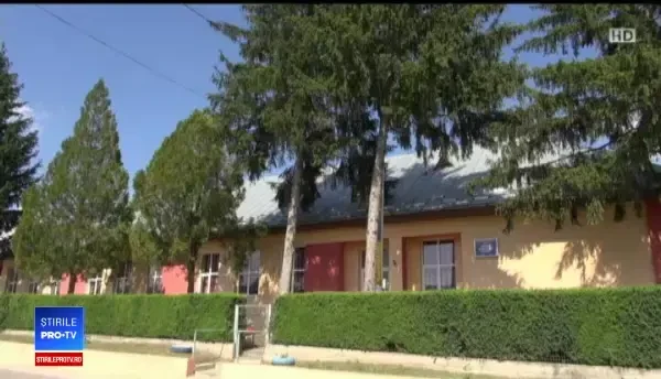 Scene umilitoare în Bacău. Elevi puși să mimeze că mănâncă fructe pentru o ședință foto