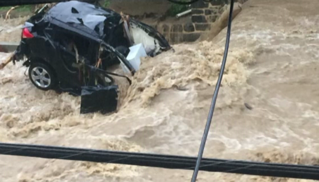 Inundații devastatoare în Maryland. Doi miri și nuntașii lor, evacuați din biserică