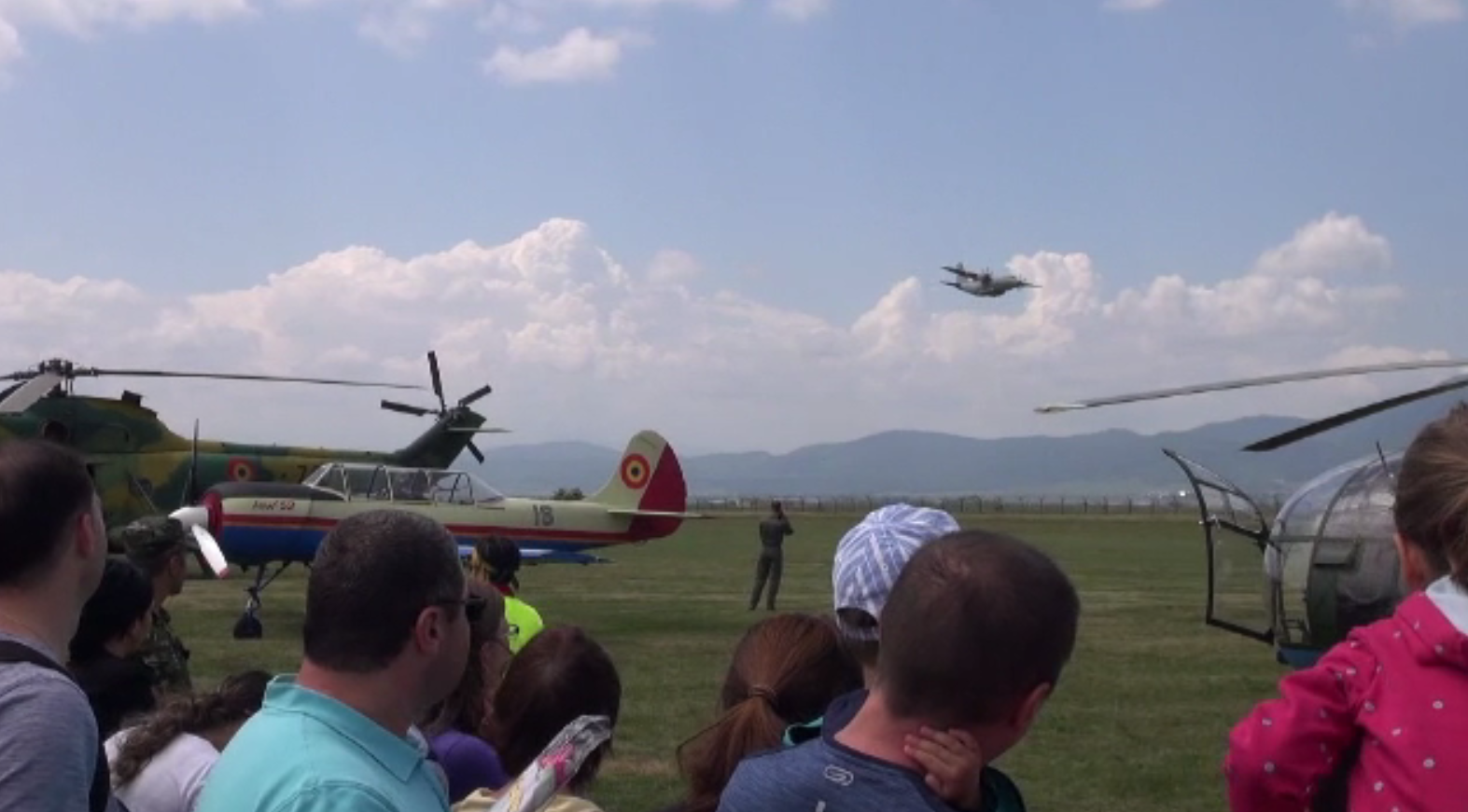Show aviatic impresionant pe aerodromul Ghimbav din Brașov. Acrobaţiile piloţilor au ţinut publicul cu sufletul la gură