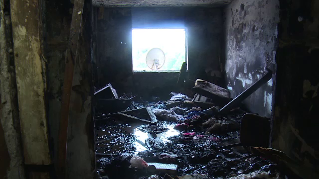 Incendiu într-un bloc social din Fieni. Zeci de oameni sărmani au rămas pe drumuri