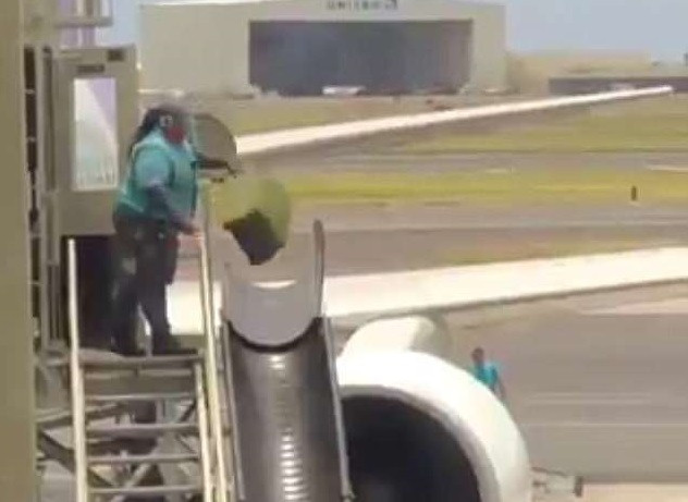 Imagini scandaloase surprinse într-un aeroport. Bagajele pasagerilor, aruncate de la înălțime