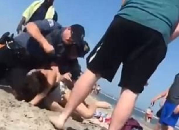 Momentul în care un polițist lovește cu pumnul în față o tânără, pe plajă, în SUA. VIDEO