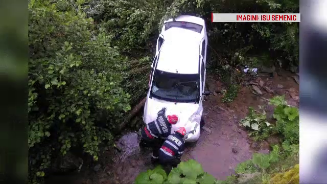 O mașină cu 6 pasageri s-a prăbușit în râu, la Reșița, din cauza vitezei. Șoferul nu are permis