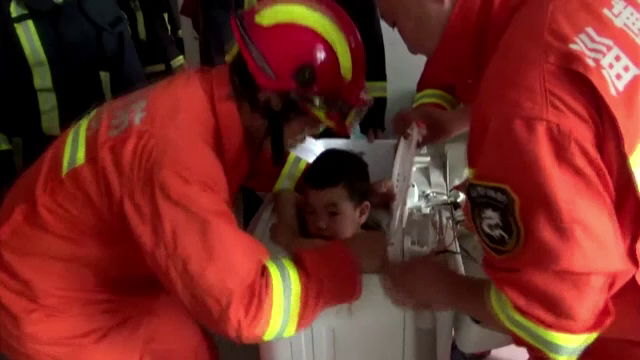 Copil de 4 ani rămas blocat într-o mașină de spălat, salvat de pompieri