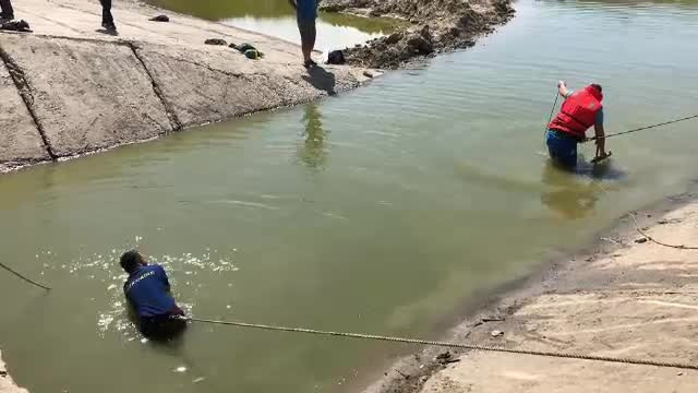 Un copil s-a înecat într-un lac de acumulare. Patru oameni s-au luptat să îl salveze
