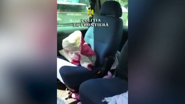 Au încercat să îşi scoată fetiţa din ţară, ascunsă sub o pătură. Cum s-a încheiat aventura