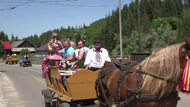 Mii de turişti în Bucovina, de Rusalii. Au făcut live pe Facebook din căruţă