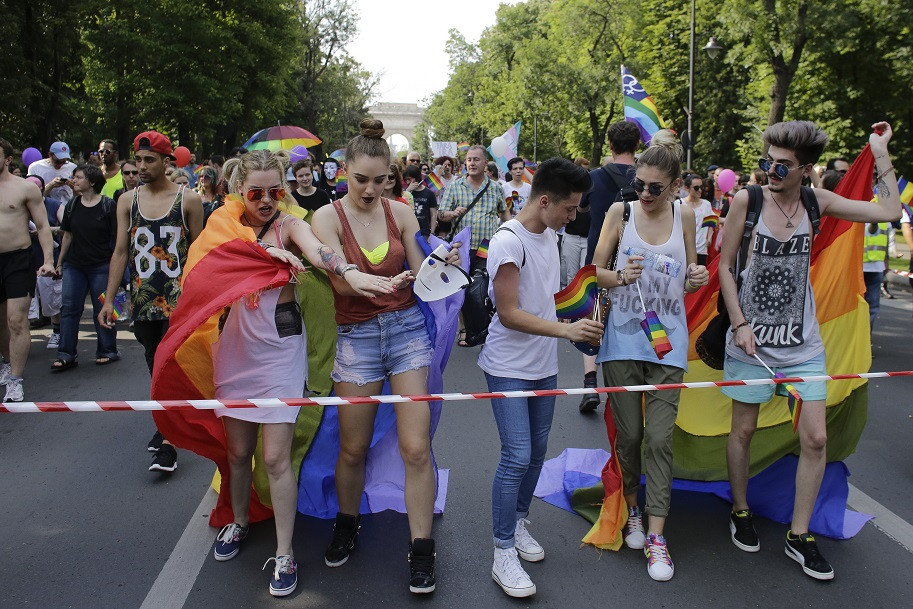 Parada gay, programată în Capitală în aceeaşi zi cu mitingul pro-Dăncilă anunţat de PSD