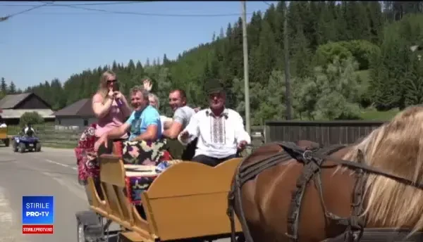 Mii de turişti în Bucovina, de Rusalii. Au făcut live pe Facebook din căruţă