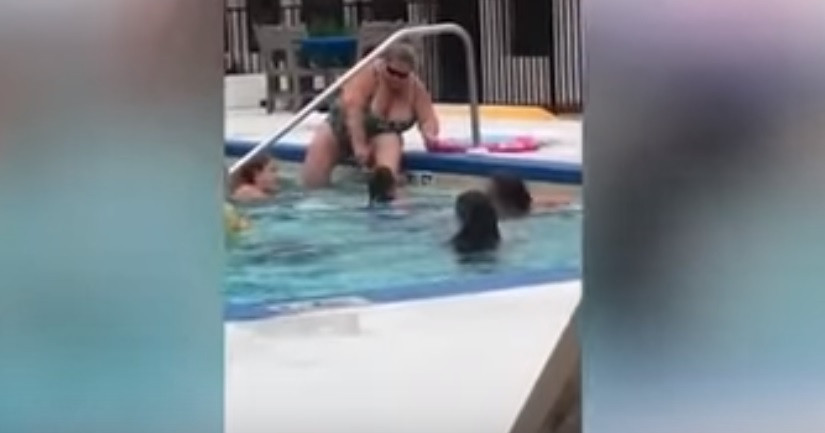 O femeie a fost filmată în timp ce se epila pe picioare, pe marginea unei piscine. VIDEO