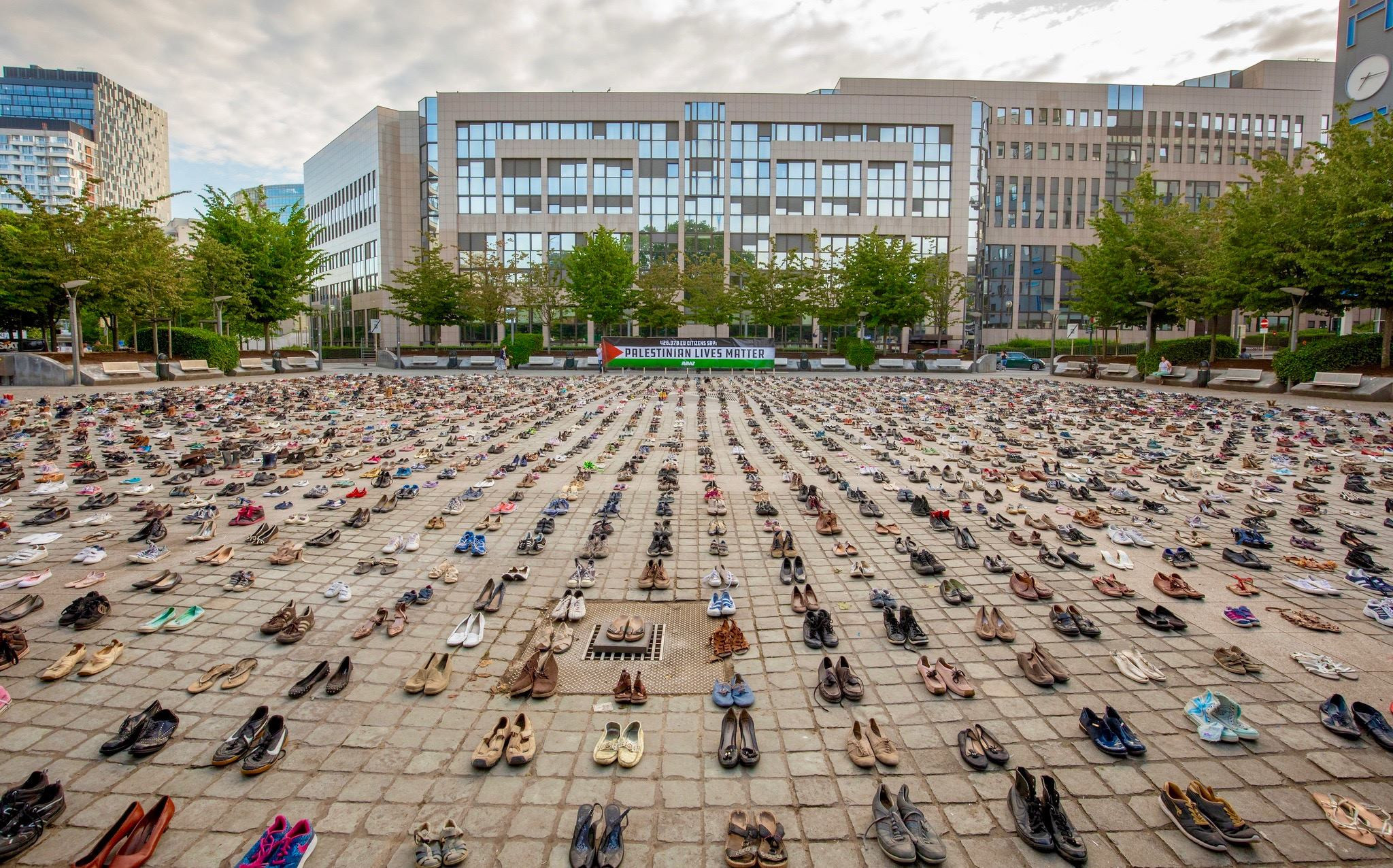 4.500 de perechi de pantofi au fost așezate în fața Consiliului European. Ce simbolizează