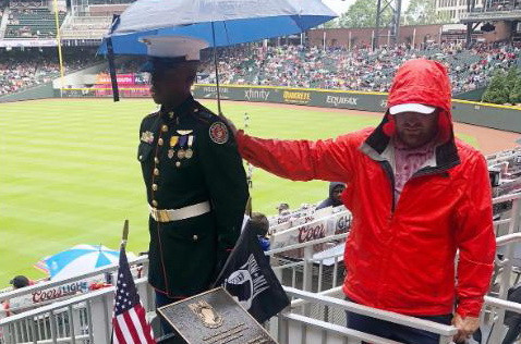 Imagine puternică în SUA. Un suporter a protejat de ploaie un militar, de Ziua Eroilor