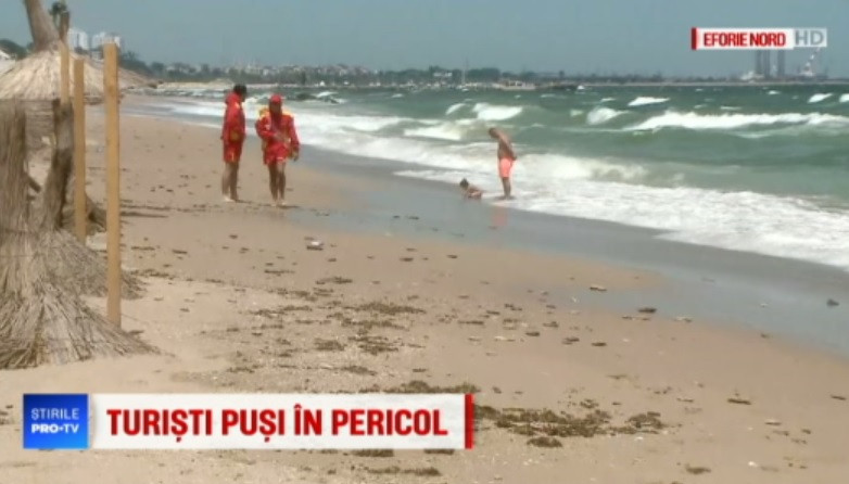 Scăldatul este interzis pe tot litoralul. Valurile ajung și la 2 metri înălțime