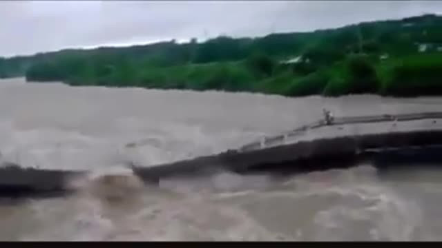 Un pod din Cuba a fost luat de ape în timp ce oamenii treceau pe el. VIDEO