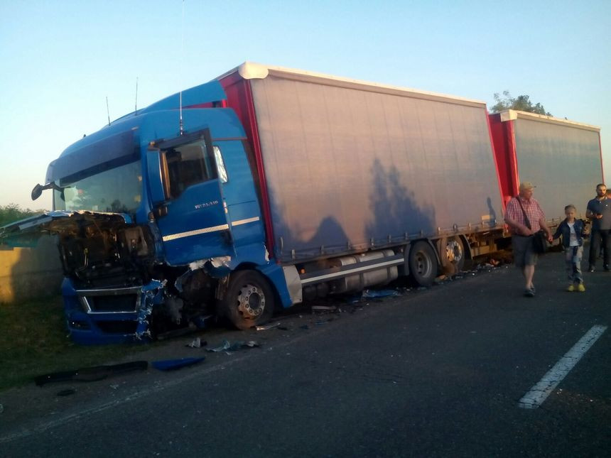 Accident grav pe DN2. O fată a murit iar prietenul ei e grav rănit după ce s-au ciocnit cu un TIR