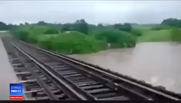 Un pod din Cuba a fost luat de ape în timp ce oamenii treceau pe el. VIDEO