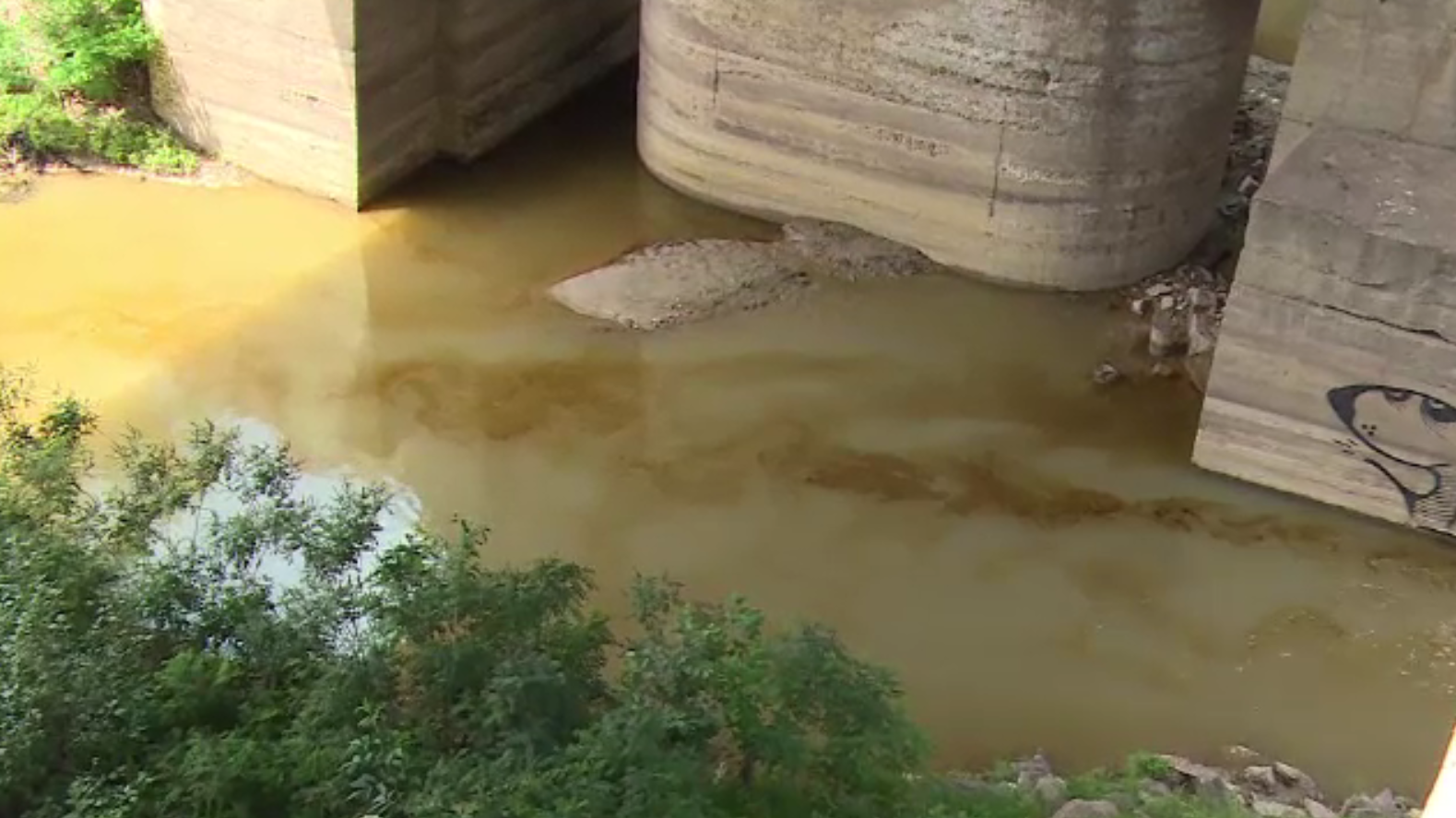 Alertă de poluare pe râul Jiu, după ce o conductă de țiței s-a fisurat