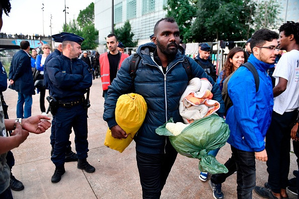 Cea mai mare tabără de migranți din Paris, de 1.700 de oameni, evacuată de forțele de ordine