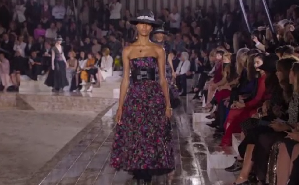Colecția Dior Cruise 2019, organizată în fostele grajduri ale unui castel francez