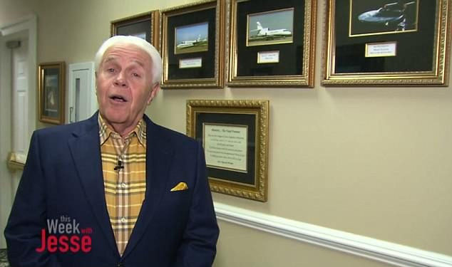 Un preot le cere enoriașilor să se roage pentru ca el să-și cumpere al patrulea avion privat