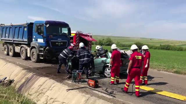 Un șofer a murit după ce s-a ciocnit pe contrasens de un camion, în Botoșani