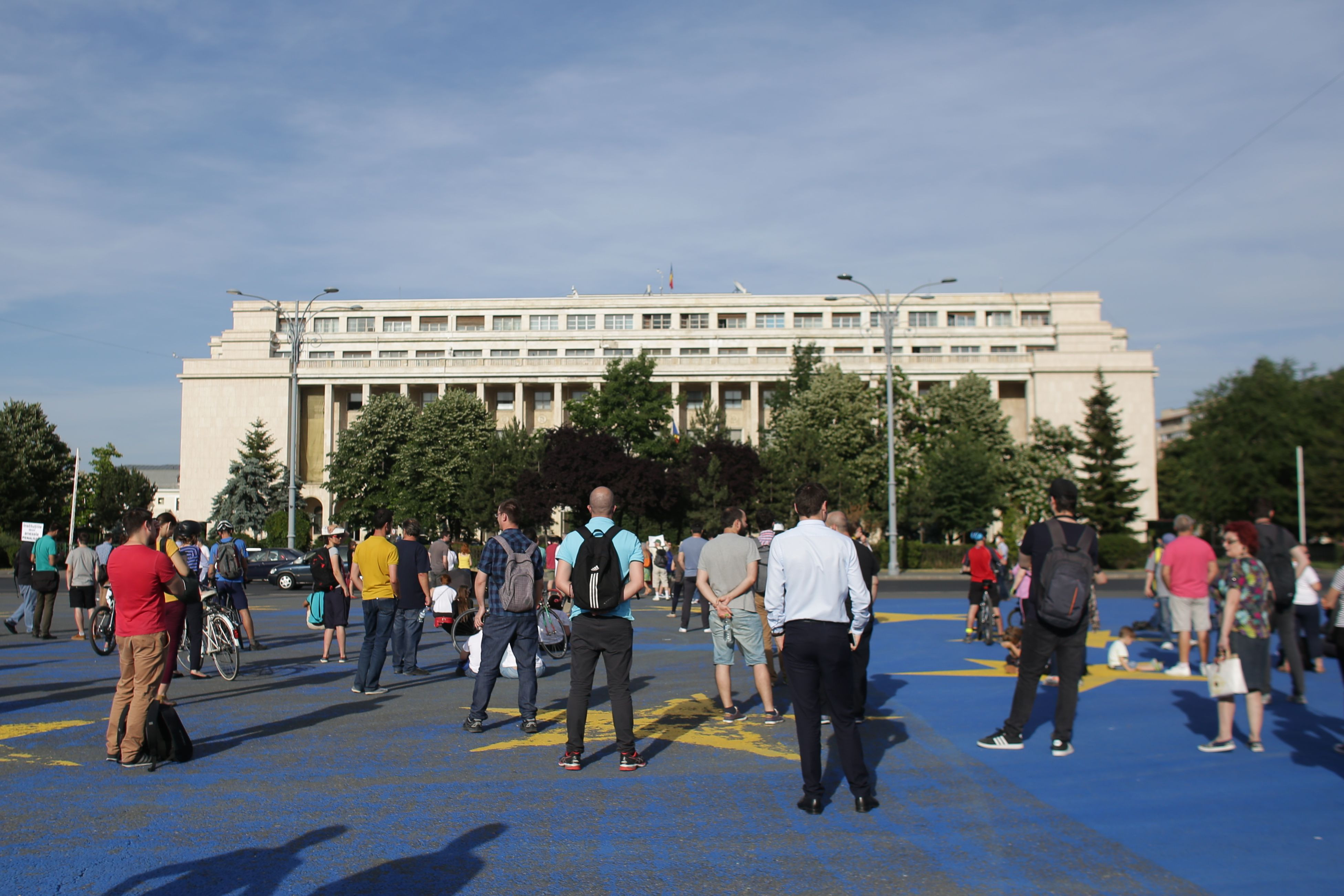 A doua zi de proteste, de la decizia CCR. 200 de persoane s-au adunat în Piața Victoriei