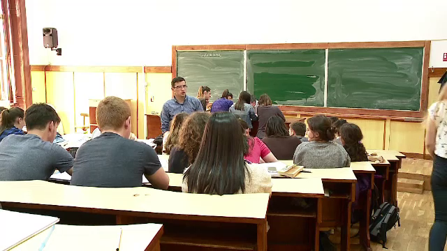 Elevii și studenții lansează avertismente cu privire la noul program de creditare