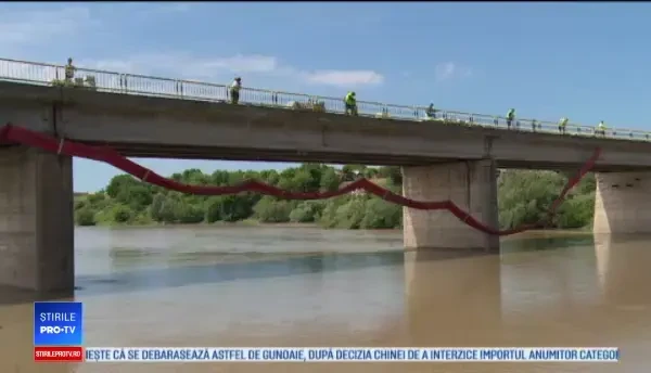 Alertă de poluare pe râul Jiu, după ce conductă de țiței s-a fisurat