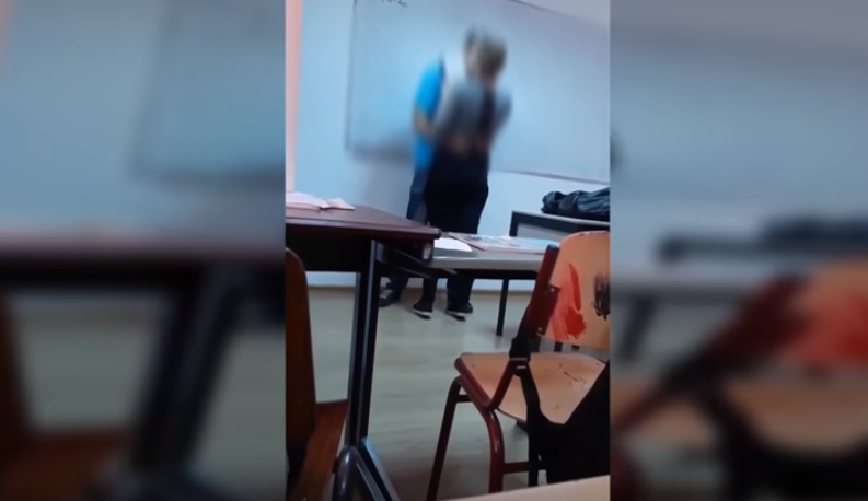 Elevă din Sighetu Marmației, sărutată de profesorul de engleză în fața clasei