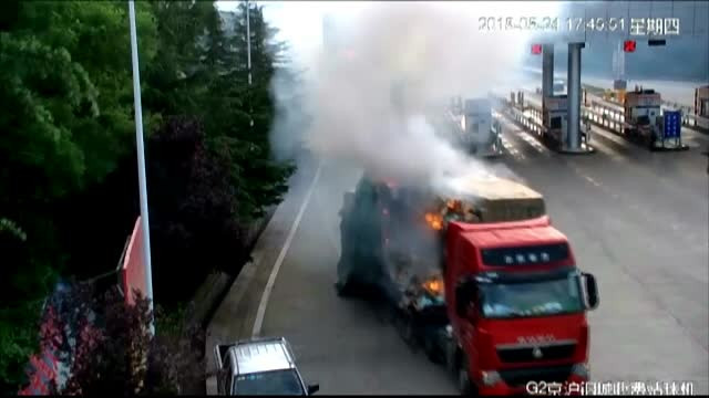 Un camion încărcat cu marfă a luat foc pe o autostradă din China