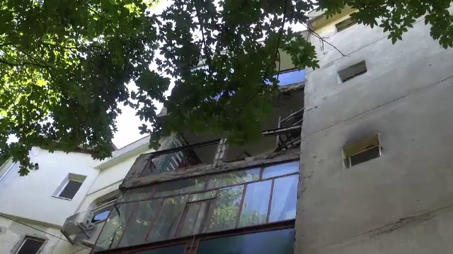 Explozie puternică într-un bloc din Brăila. Bucăți dintr-un balcon s-au desprins