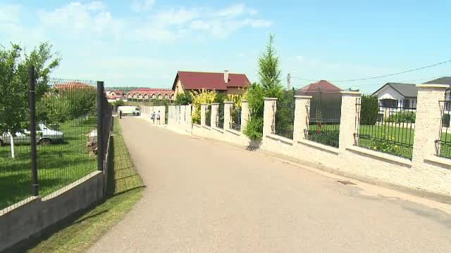 Soția și copilul unui cunoscut om de afaceri, tâlhăriți de un bărbat mascat