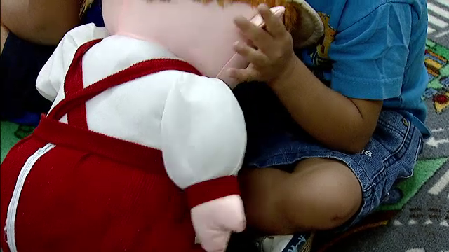 Legea adopției se simplifică. Indemnizații lunare pentru cei care devin astfel părinți