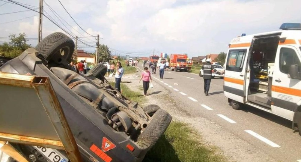 Un pieton a murit, după ce a fost strivit de o mașină implicată într-un accident rutier