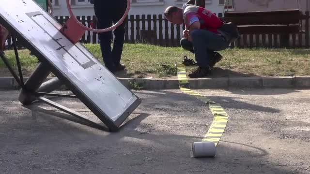 Un tânăr care juca baschet într-un parc din Ghimbav s-a trezit cu panoul peste el