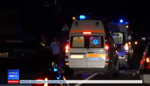Doi adolescenți au murit după ce mașina în care se aflau a izbit cu putere un autobuz