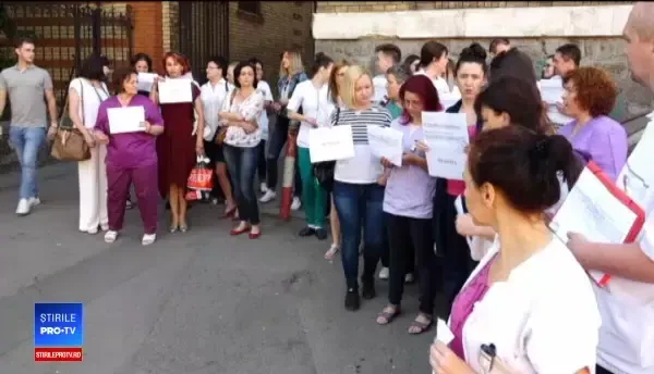 Zeci de tehnicieni și moaşe au protestat în fața Spitalului Judeţean de Urgenţă Cluj