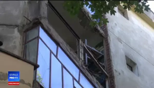 Explozie puternică într-un bloc din Brăila. Bucăți dintr-un balcon s-au desprins