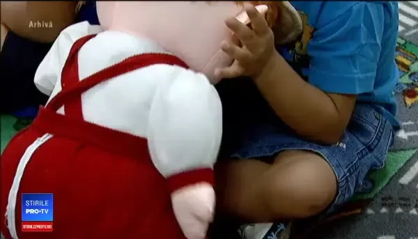 Legea adopției se simplifică. Indemnizații lunare pentru cei care devin astfel părinți