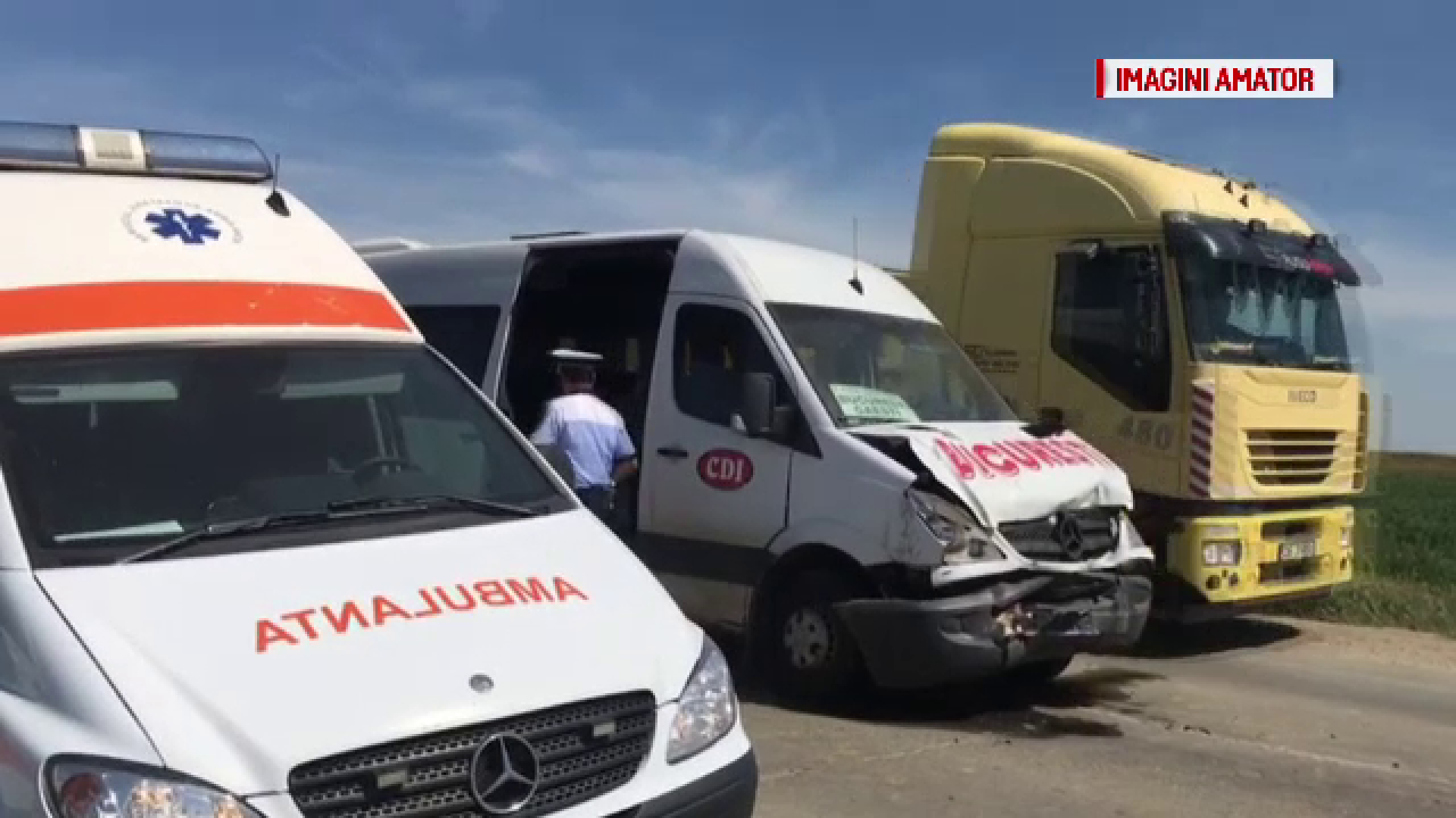 Un microbuz plin cu oameni a izbit violent un tractor. 8 răniți