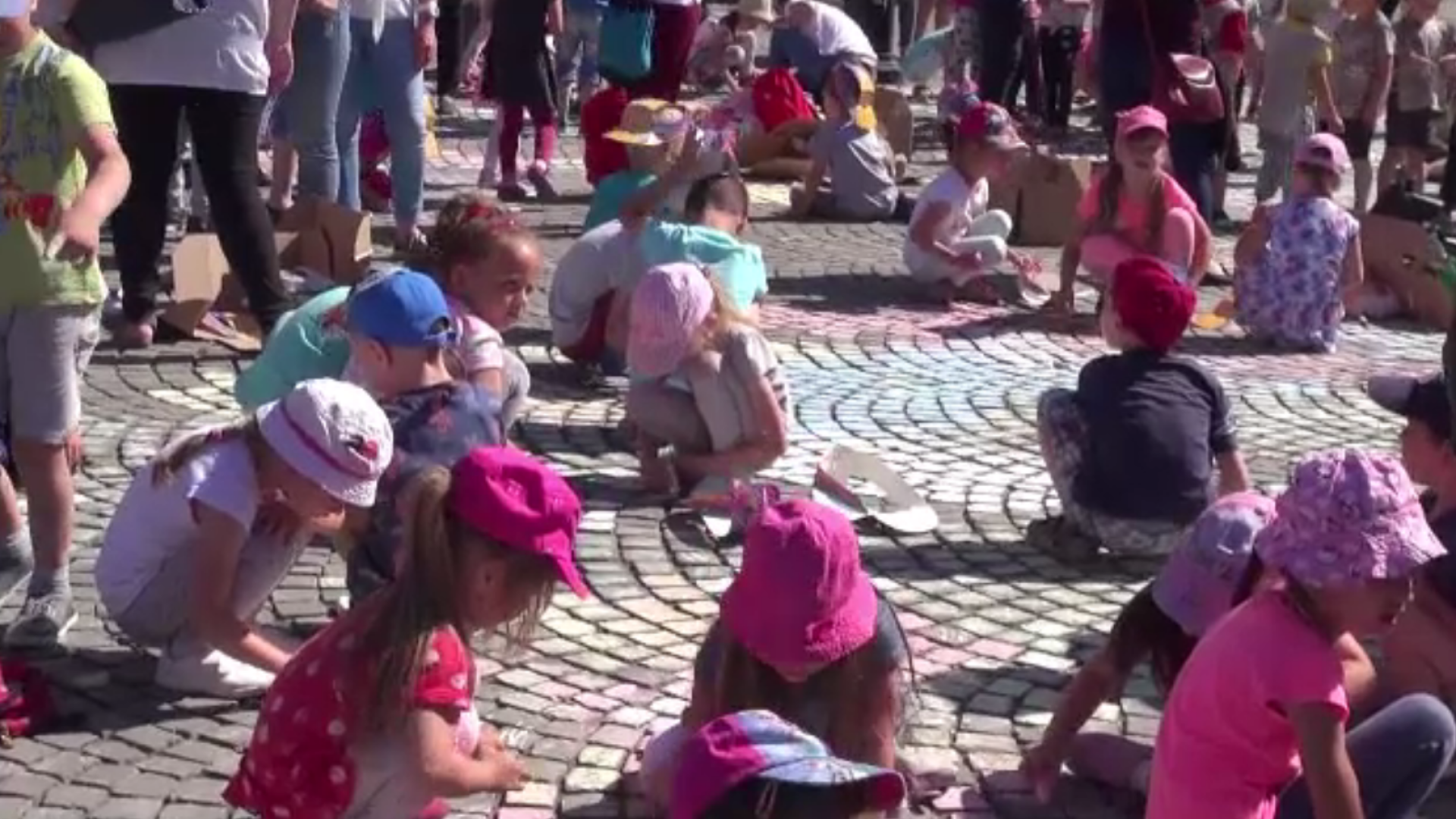 Cel mai mare desen stradal din țară, colorat de peste 1000 de prichindei de Ziua Copilului