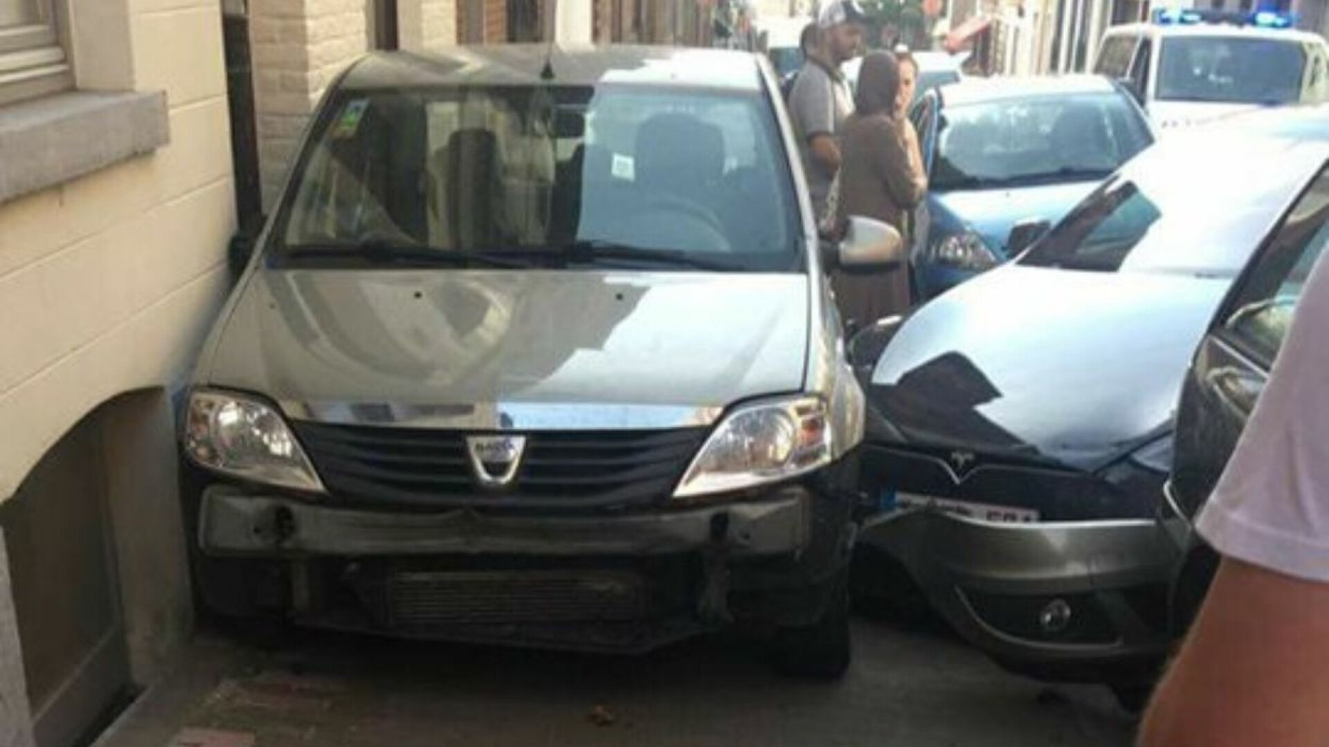 O Tesla, fără șofer la bord, a lovit mai multe mașini și s-a oprit într-o Dacia Logan