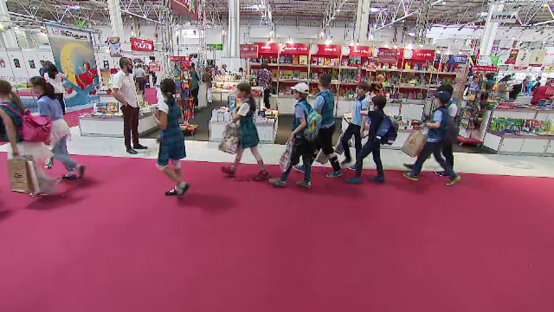 1 iunie, sărbătorit de copii printre cărți, la BookFest