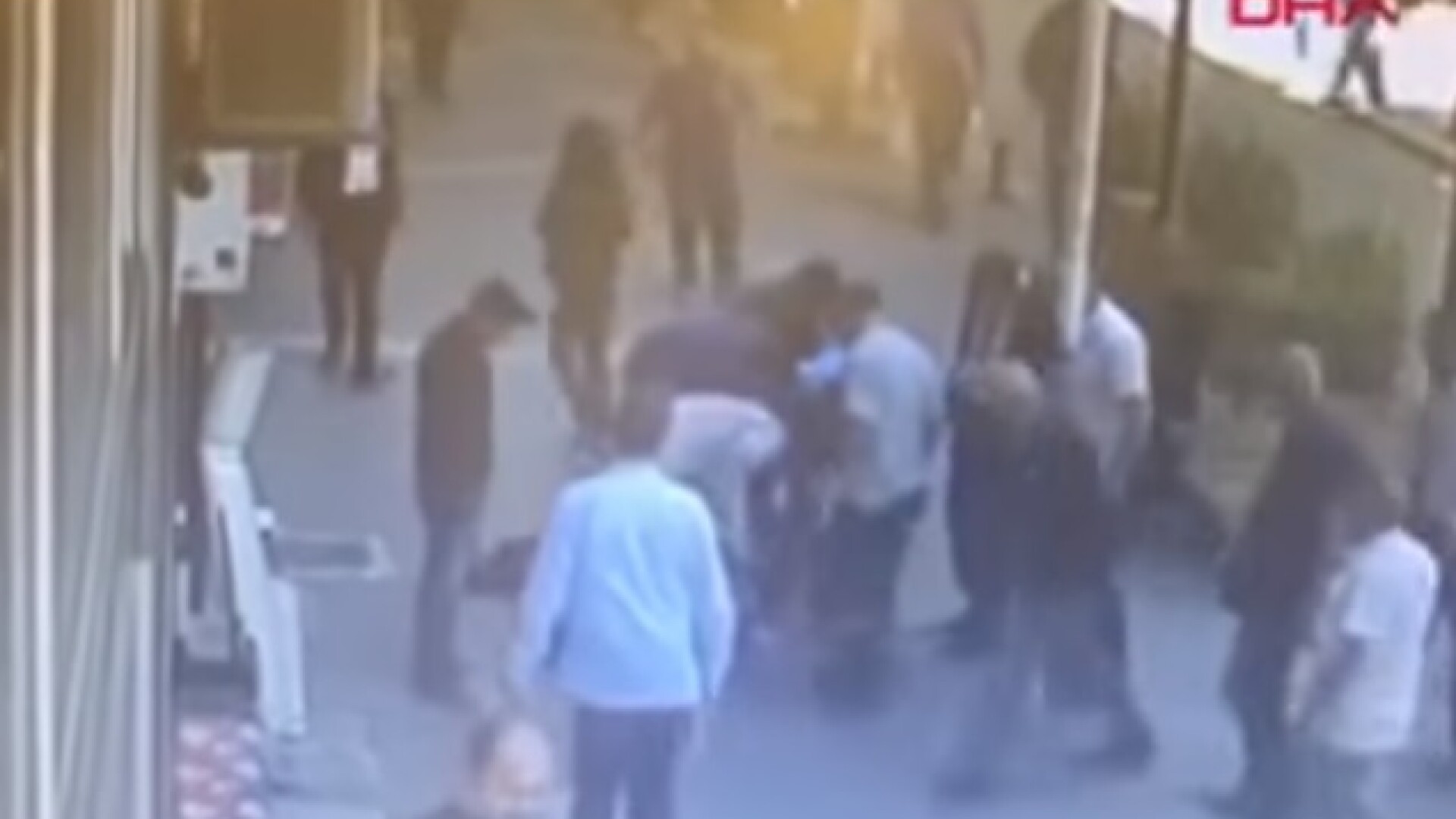 Momentul în care un bărbat salvează o femeie bătută de fostul soț. VIDEO