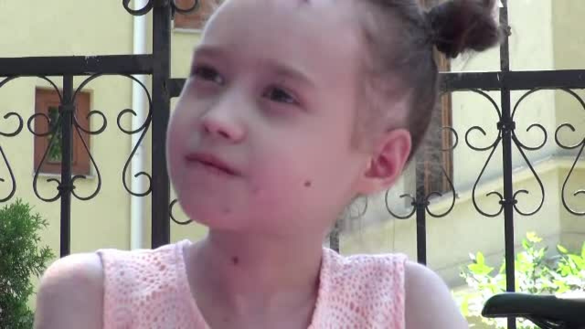 O fetiţă din Iaşi care are pielea la fel de fragilă ca aripile unui fluture. Cum au ajutat-o copiii de 1 iunie