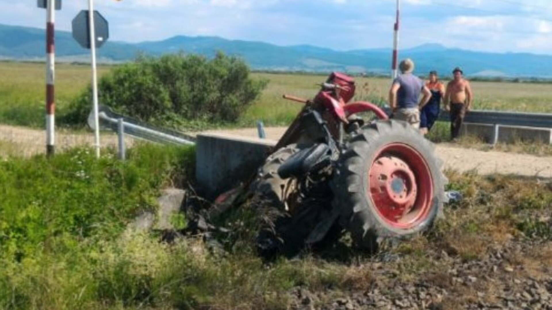 O persoană a murit, iar o alta este rănită, după ce un tren a lovit un tractor, în Brașov