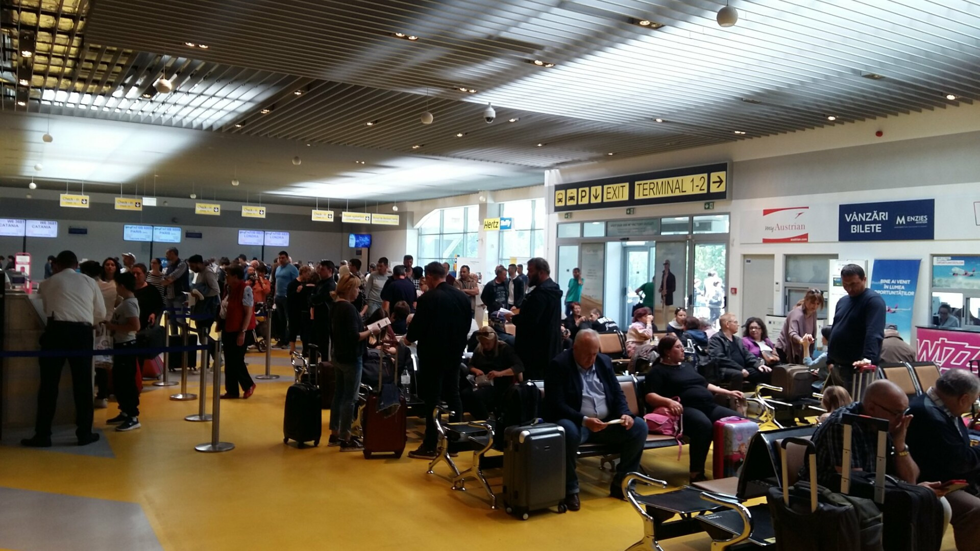 Doi DJ care ar fi mixat la festivalul Afterhills, prinși cu droguri pe aeroportul din Iași