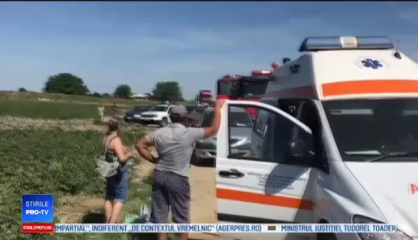 Un microbuz plin cu oameni a izbit violent un tractor. 8 răniți