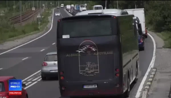 Șoferi furioşi, după ce au început vacanţa blocați pe DN1. Bătaie de joc în țara asta