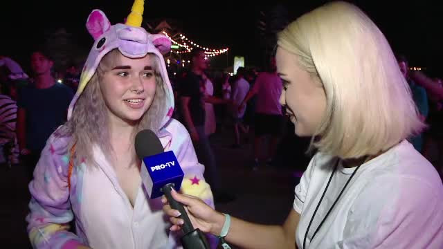 AfterHills 2018, a doua seară. Oamenii au venit cu pălării cu leduri sau deghizaţi în unicorni